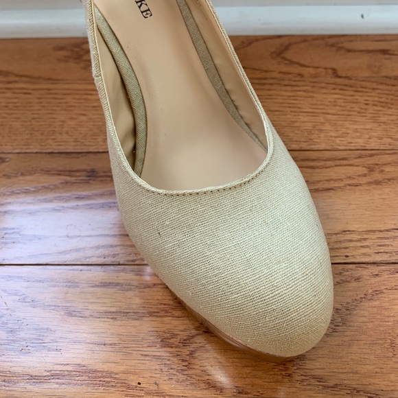 NWOT Audrey Brook Linen and Gold 6” Stiletto - Picture 6 of 11